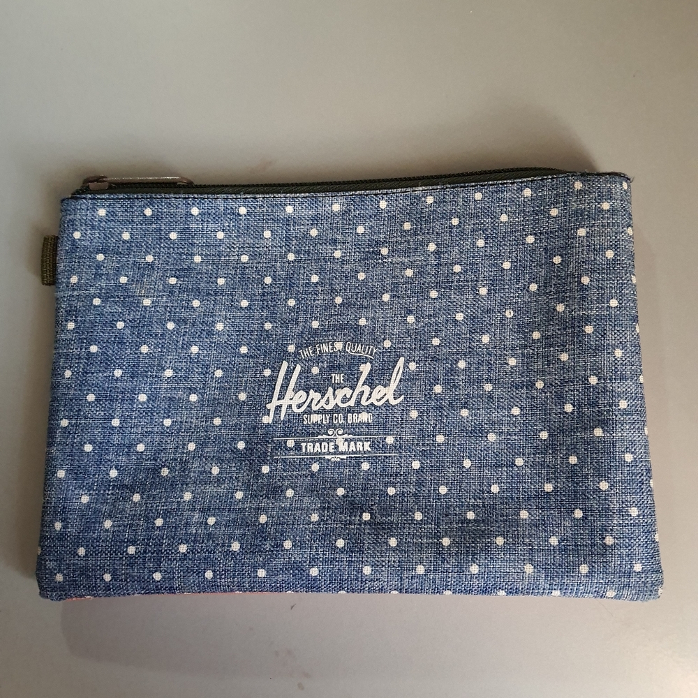 Herschel Pouch
